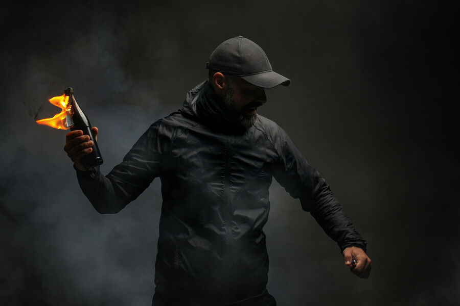 В центре Петербурга мужчина метнул два коктейля Молотова в военкомат