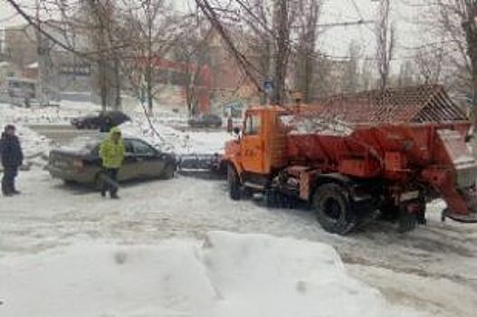 На проспекте Строителей самосвал со снегом столкнулся с двумя легковушками