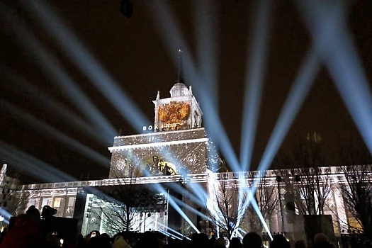 В Волгограде на фасадах зданий сделали видеоинсталляции к 80-летию победы в Сталинградской битве