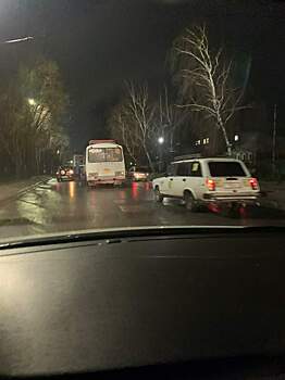 В Курске на улице Маяковского столкнулись ПАЗ и легковушка