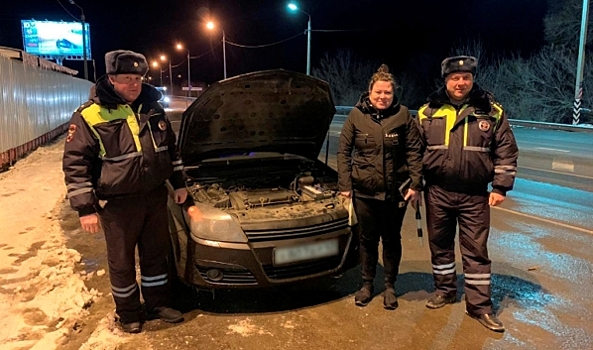 В Борисоглебске сотрудники ДПС помогли автомобилистке, из машины которой шел пар