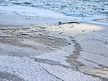 В Омской области провалился под лед легковой автомобиль