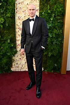 Помолвка Зендеи и Тома Холланда, жаркий поцелуй Кайли Дженнер и Тимоти Шаламе, неожиданный образ Эммы Стоун: как прошел «Золотой глобус — 2025»