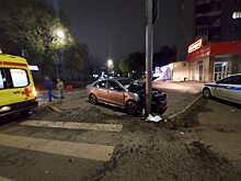 Молодой водитель китайского автомобиля протаранил опору ЛЭП в Саратове