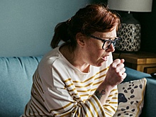 Врачи перечислили признаки ковидного кашля