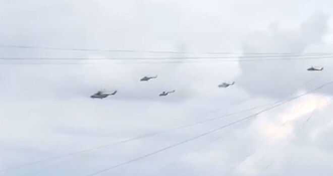 В небе под Москвой заметили вертолеты