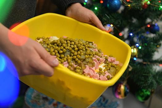 Россиянам посоветовали заменить оливье салатом с креветками