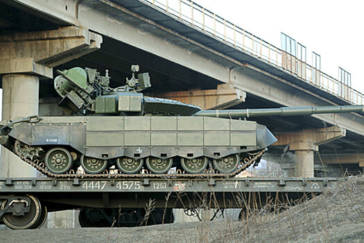 Опубликованы фото доставленных в Хабаровск "летающих танков" Т-80БВМ