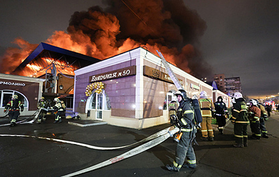 Названа причина крупного пожара на Правобережном рынке в Петербурге
