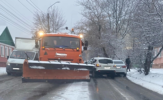 В Курске 2 февраля ул.Запольная встала в большой пробке из-за ДТП со снегоуборочной техникой