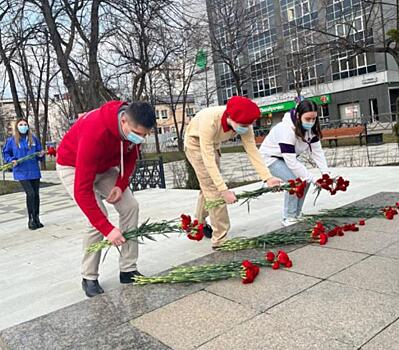 Молодежь Кубани возложила цветы к героям России в День защитников Отечества