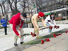 Молодежь Кубани возложила цветы к героям России в День защитников Отечества