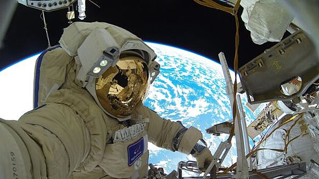 Российские космонавты вручную пристыковали шлюзовую камеру к МКС