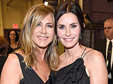 Кортни Кокс предостерегла Дженнифер Энистон, которая «по уши влюблена» в гипнотерапевта