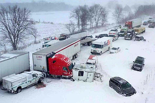 Ужасы и снег в Мичигане: в США столкнулись более 100 машин