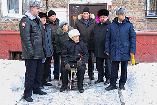 В Красноярске 102-летнему ветерану вручили медаль МВД