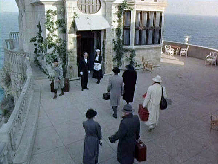 Съемки фильма проходили в Крыму. Особняком загадочного мистера Оуэна стало знаменитое "Ласточкино гнездо".  В фильме неоднократно показывают скалу, террасу и вход в здание. 