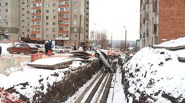 Скатившаяся в траншею Audi не получила серьезных повреждений