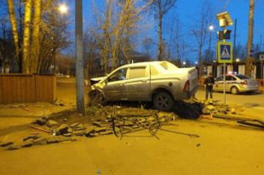 В Новосибирске Subaru Impreza, совершая дрифт, снес забор