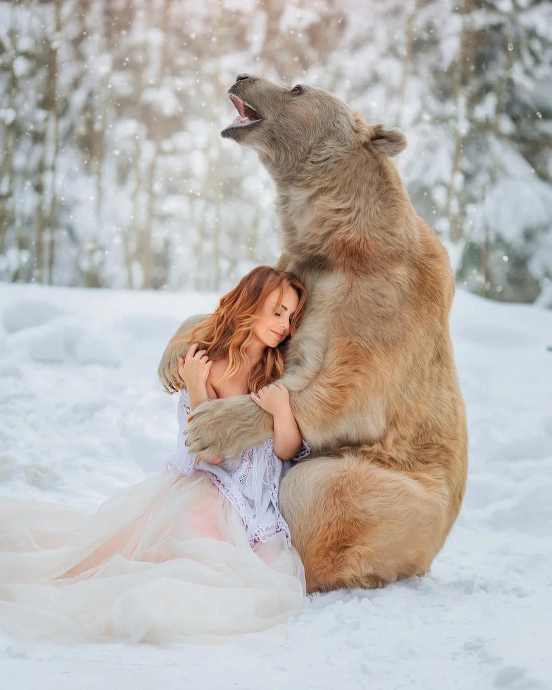 Поклонники жестко критикуют певицу МакSим за странную деталь на ее снимках с медведем — звезда ответила