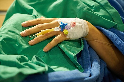 На женщину в ТРЦ Астаны упала пальма: пострадавшей предстоит тяжелая операция