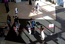 Драка молодого человека с охранником из-за маски в ТЦ Петербурга попала на видео