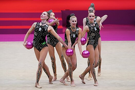 Сборная России выиграла золото в групповых упражнениях с пятью мячами на чемпионате мира