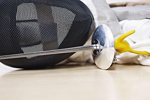 Фехтовальщики Беларуси получили шпаги и рапиры из Луганска