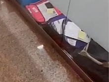 Туристы удивились, что их документы в визовом центре Испании хранят на полу