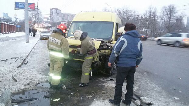 Семь человек доставили в больницу после ДТП с маршруткой и "КамАЗом" в Новосибирске