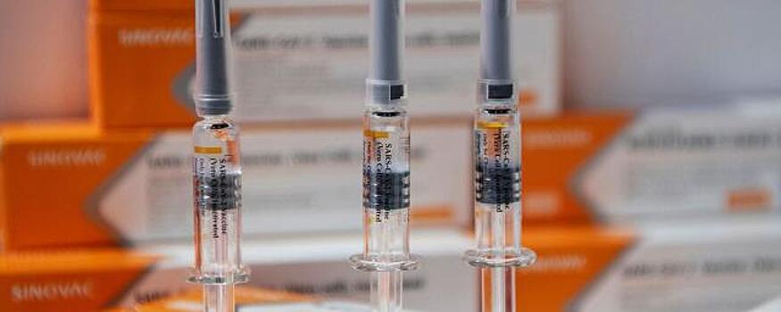 Китай упростит въезд иностранцам, привитым его вакциной