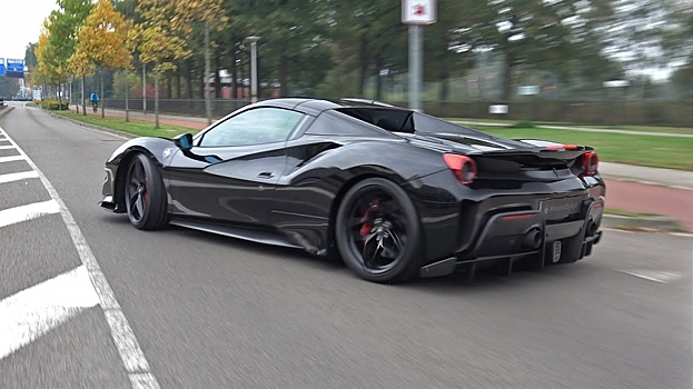 Посмотрите, как водитель Ferrari 488 Pista выполнял нелепые трюки в центре Нью-Йорка