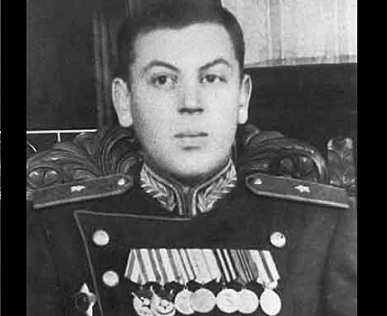 Зачем Василий Сталин сменил фамилию после смерти отца
