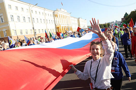 В День России в Нижнем Новгороде пронесли 100-метровый флаг России