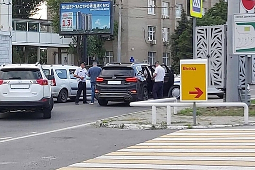 В центре Ростова водитель внедорожника устроил стрельбу