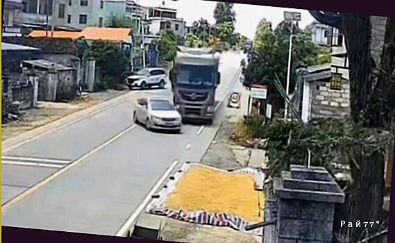 Большегруз и легковушка, уходя от столкновения, врезались в частную постройку