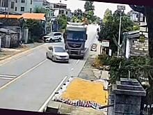 Большегруз и легковушка, уходя от столкновения, врезались в частную постройку