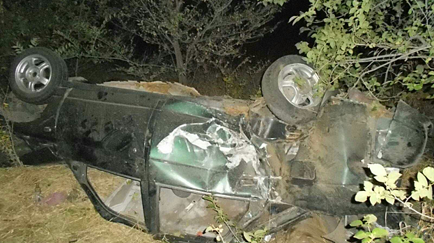 На трассе под Энгельсом перевернулась «десятка». Три человека пострадали, водитель не установлен