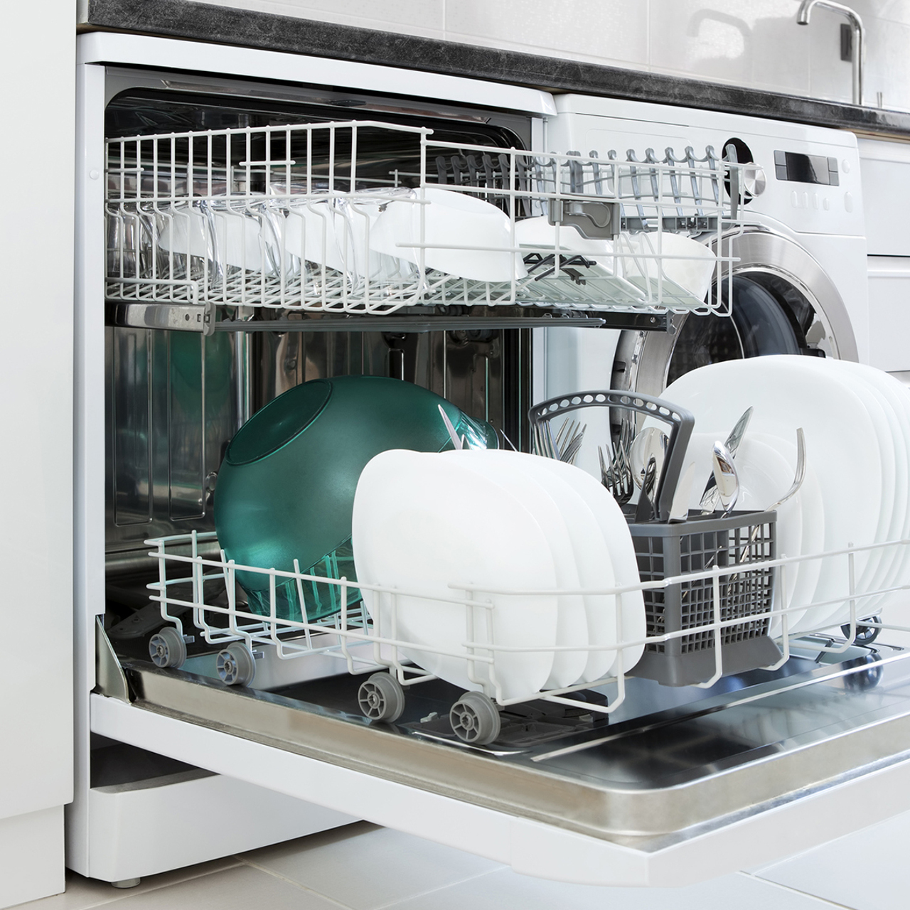 Для посудомоечных машин. Посудомоечная посуда. Посудомоечная машина на кухне. Посудомоечная машина с чистой посудой. Посудомоечная машина vestfrost wvdwf432v01w.