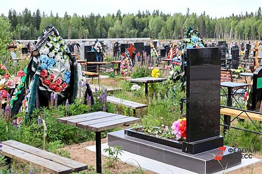 В Красноярске вандалы разбили памятники на кладбище