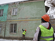 Нависшая угроза: в Самаре от сосулек и снега очистили крыши сотен домов