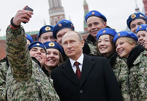 Путина хотят одеть в военную форму, чтобы поднять его рейтинг