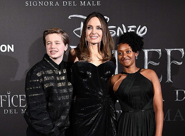 Леди в черном: Анджелина Джоли пришла на премьеру «Малефисенты 2» с подросшими дочками