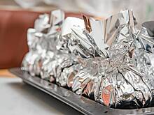 Россиян предупредили об опасности приготовления еды в фольге