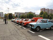 У инженерного корпуса Ижевского автозавода прошла выставка ретро автомобилей