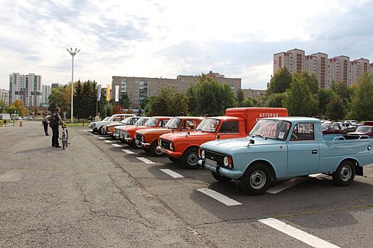 У инженерного корпуса Ижевского автозавода прошла выставка ретро автомобилей