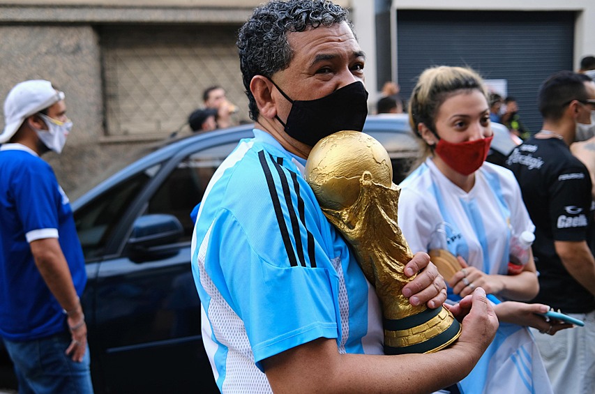 На гражданскую панихиду отведено десять часов. В связи со смертью Марадоны в Аргентине объявлен трехдневный траур.