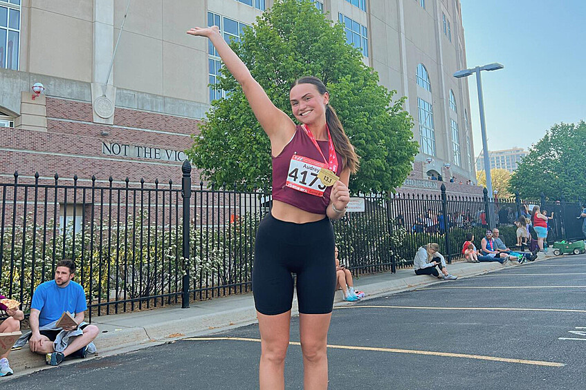 Будущая мисс США Одри Экерт во время бегового марафона в 2023 году