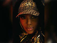 Наоми Кэмпбелл стала охранником в ночном клубе в рекламе Versace x Fendi