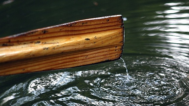 На воронежском водохранилище теплоход едва не раздавил лодку с детьми